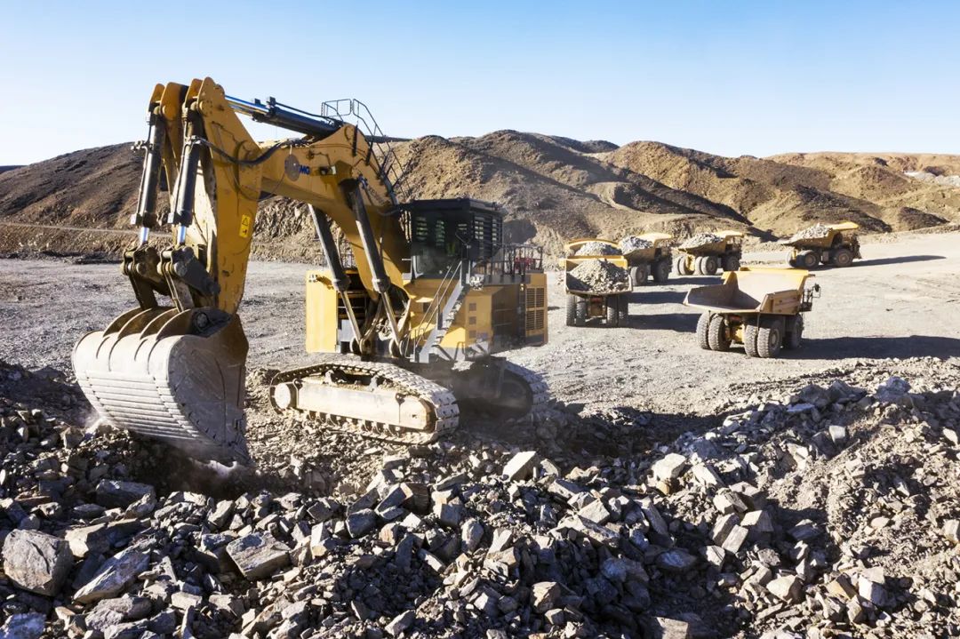 中联重科自主研发的无人矿卡全流程自动化演示、矿山智慧监管平台的现场展示也收获了客户的广泛赞誉