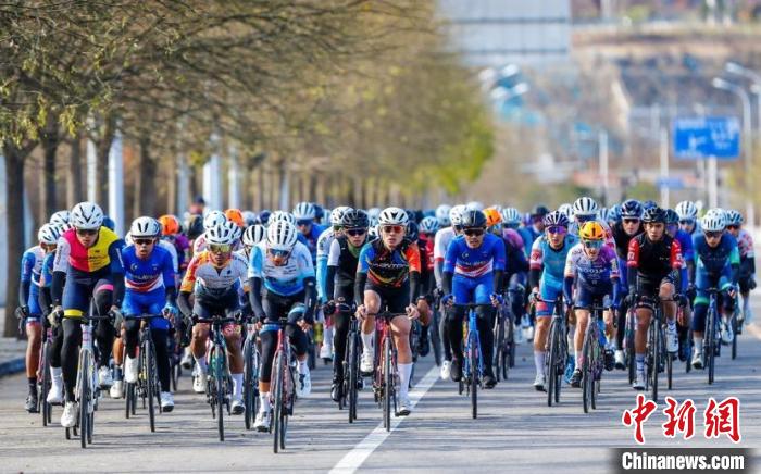 在北京门头沟区举办的2024环门头沟国际公路自行