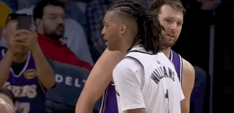 东契奇遭湖人球员犯规裁判回看判罚引争议