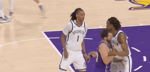 东契奇遭湖人球员犯规裁判回看判罚引争议