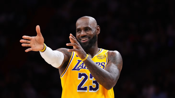 詹姆斯专注内线打法助力