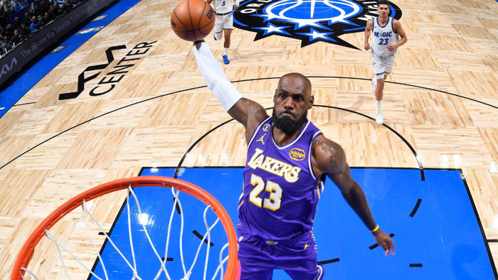 詹姆斯专注内线打法助力湖人季后赛冲击