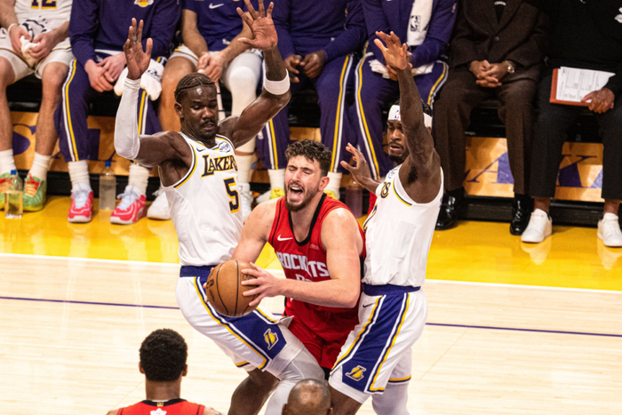 詹姆斯专注内线打法助力湖人季后赛冲击